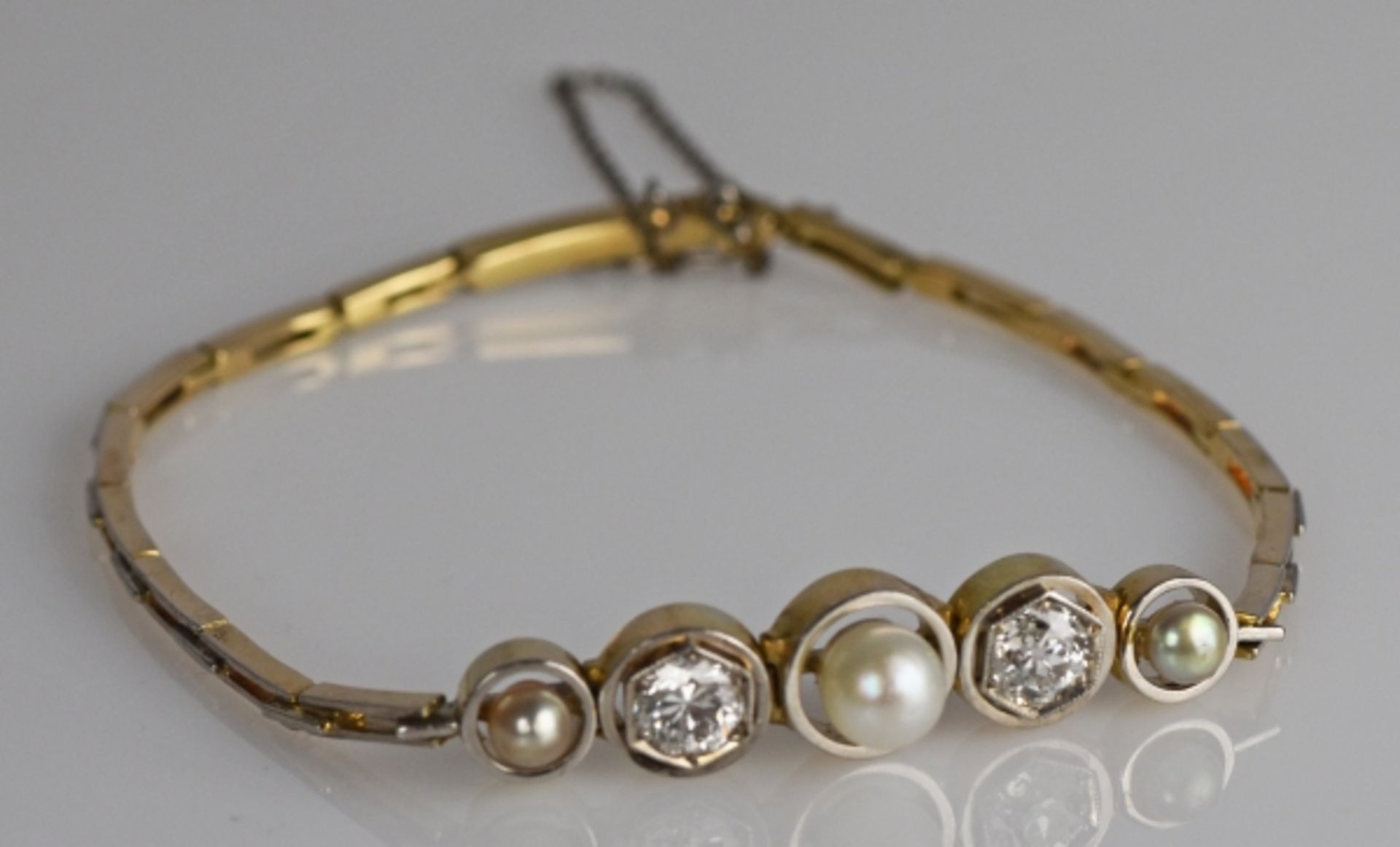 ARMBAND besetzt mit 2 Altschliffdiamanten gesamt um 0,75-1ct und drei Perlen in schlichter - Bild 2 aus 5
