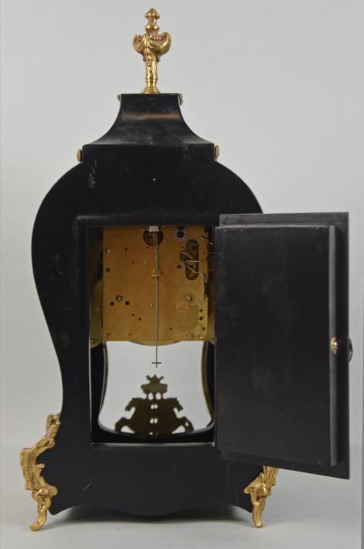 BOULLE-TISCHUHR geschwungene Pendule mit Holzgehäuse in Boulle-Technik mit dekorativen - Bild 7 aus 9