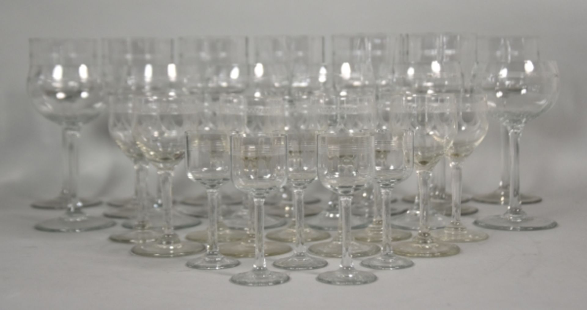 GLAESER-SET verschieden, bestehend aus 11 Weißweingläsern (H 18 cm), 6 Rotweingläsern (H 15 cm), 9 - Bild 2 aus 11