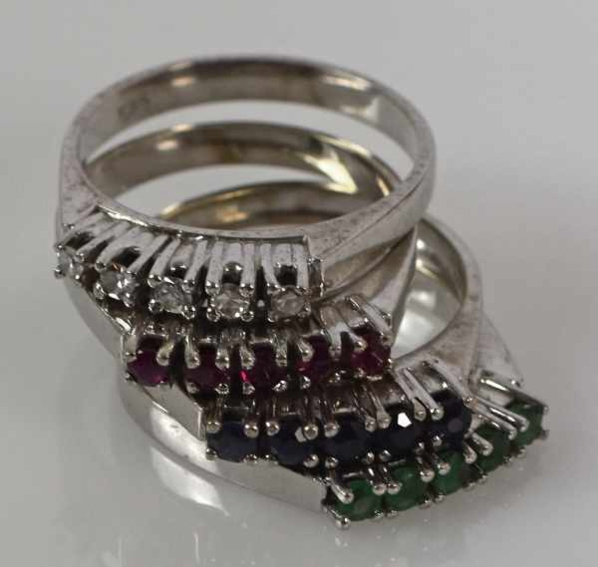 RING SET vierteilig, je Ring fünf kleine Steine in der Reihe angeordnet, Rubine, Saphire, Smaragde - Bild 2 aus 5