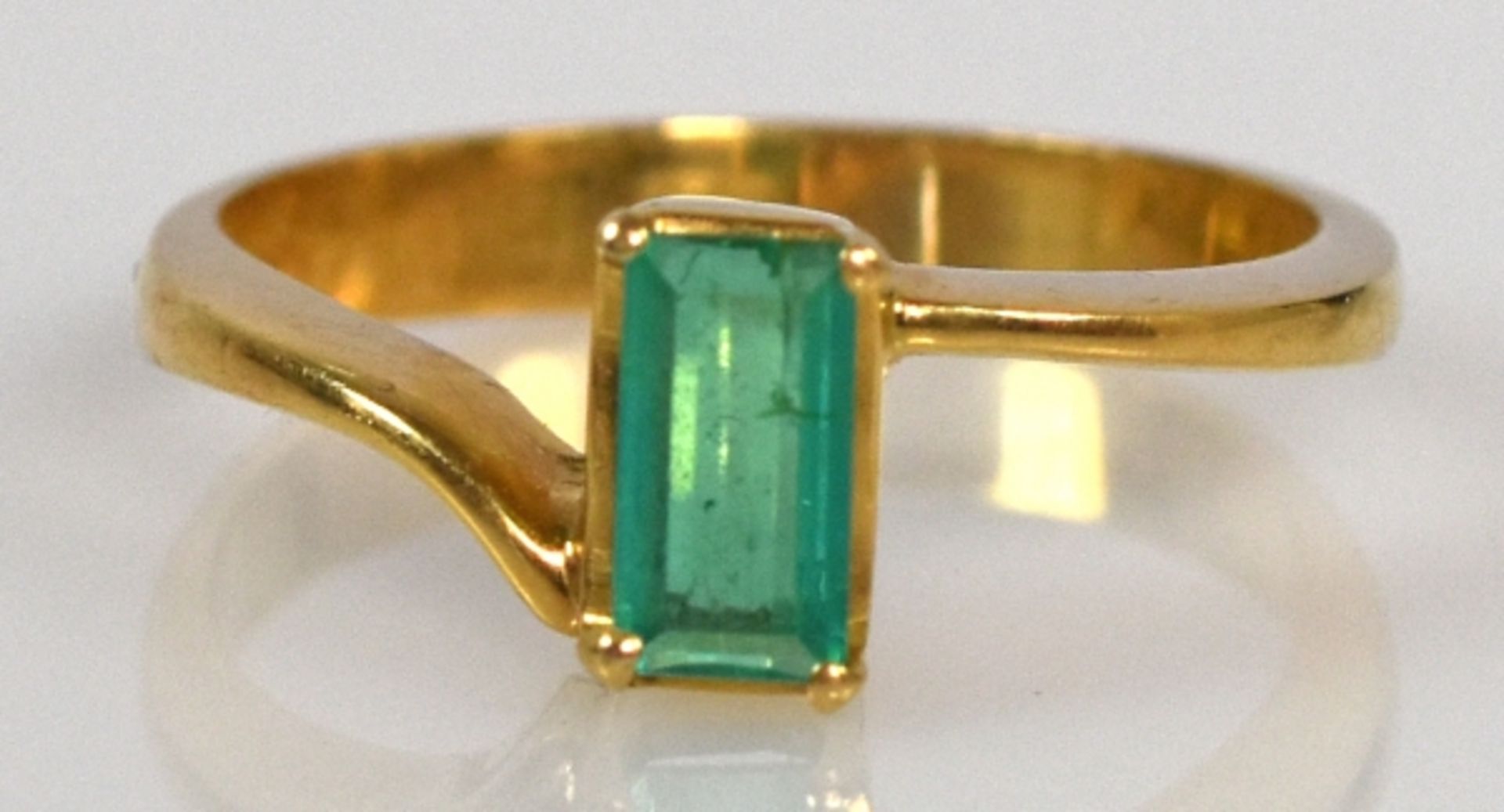 RING mit kleinem Smaragd-Baguette, Gelbgold 18ct, Gr. 52