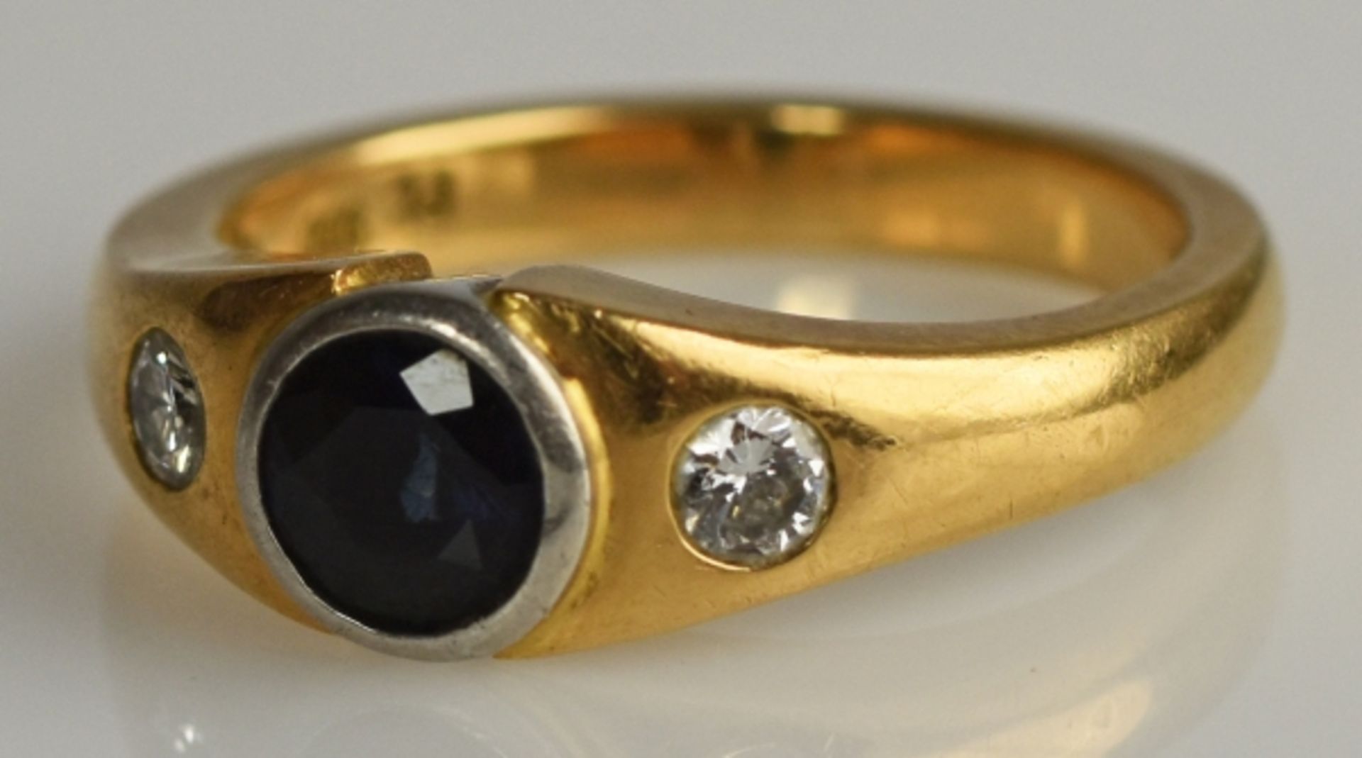 BANDRING mit rundem, geschliffenem Saphir und 2 Diamanten besetzt, Gelbgoldfassung 18ct mit