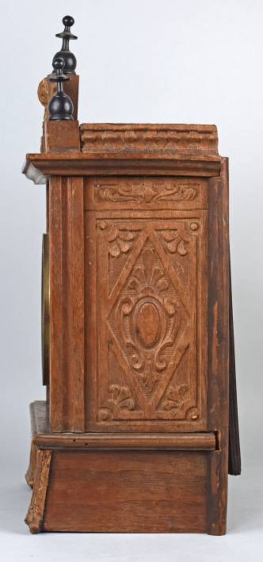 KOMMMODENUHR Holzgehäuse rechteckig mit dreiseitigem historistischem Dekor in Flachschnitzerei, - Image 5 of 7