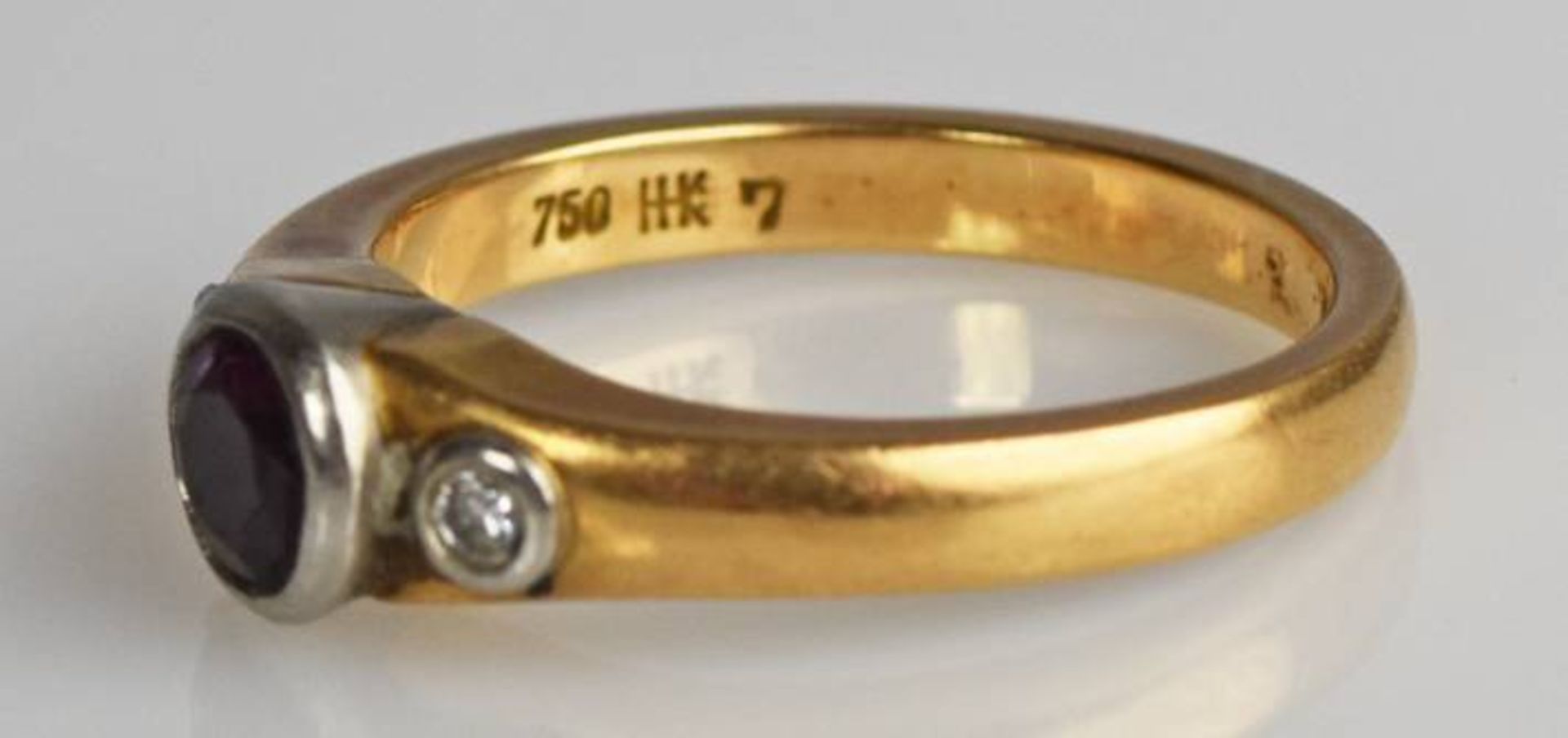 RING mit rundem geschliffenem Rubin mit je einem Diamant seitlich, Weiß-Gelbgold 18ct, Handarbeit, - Bild 3 aus 5