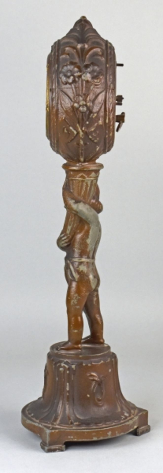 TISCHUHR Putto auf Säulenbasis, in der Hand ein Füllhorn mit Blütenkranz, in dem die Uhr platziert - Image 2 of 3