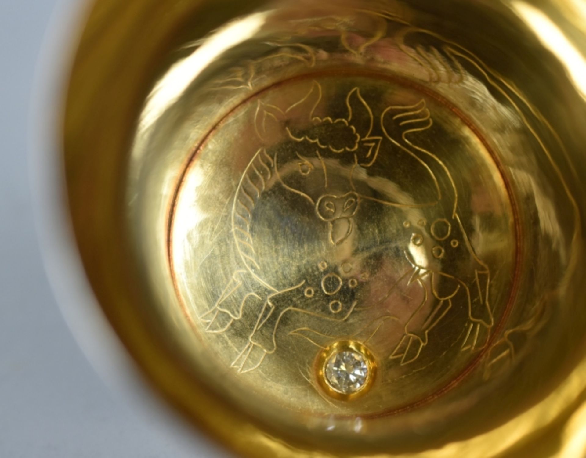 BECHER ausgestellter Rand, innen vergoldet, Bodendekor mit Sternzeichen Stier und eingesetzem Stein, - Image 4 of 7