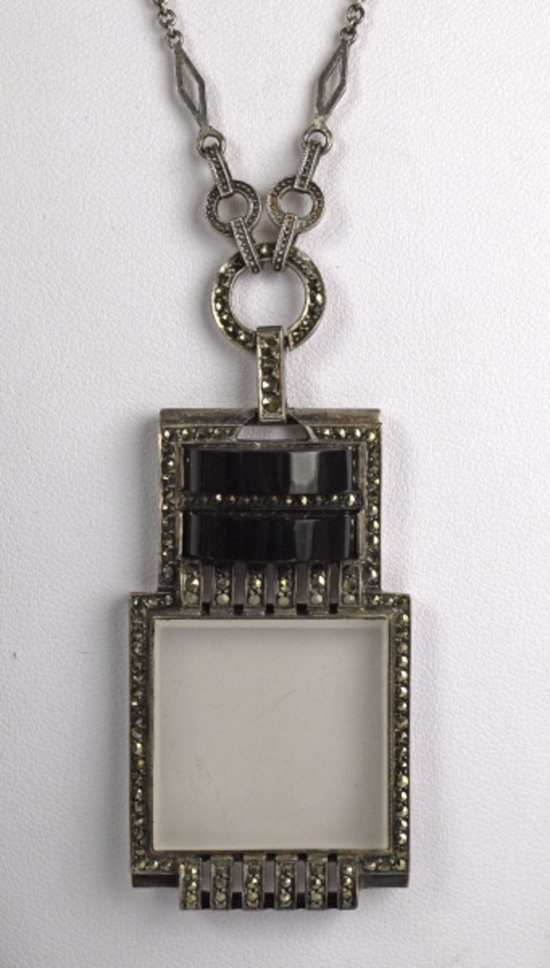 ART DECO ANHÄNGER an Kette, geometrischer Anhänger mit viereckiger weisser, mattierter Scheibe und