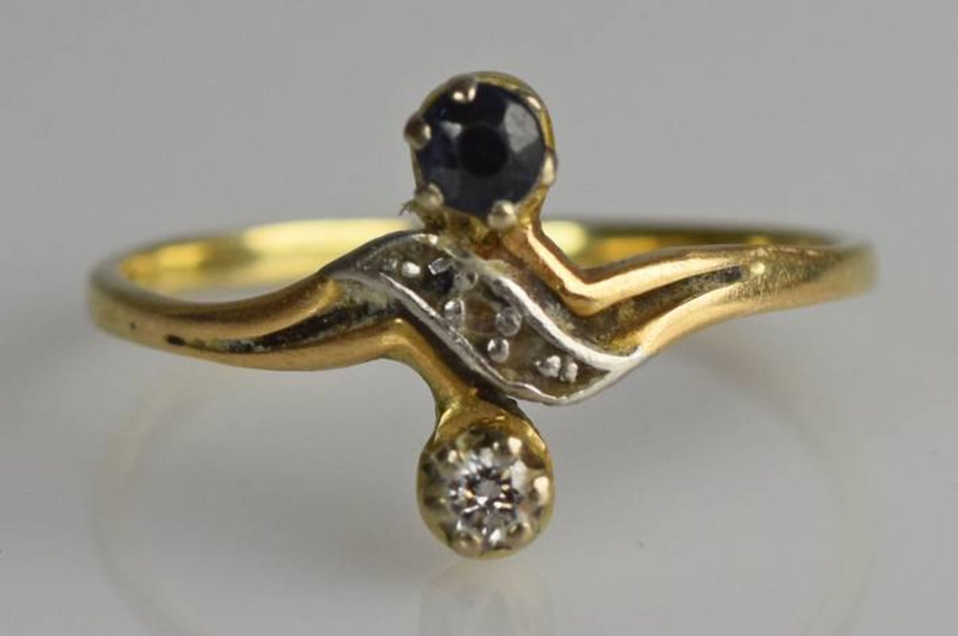 RING besetzt mit kleinem Saphir, Diamant und 3 Rosendiamanten in geschwungenem Blatt, Gold 14ct, Gr. - Image 3 of 5