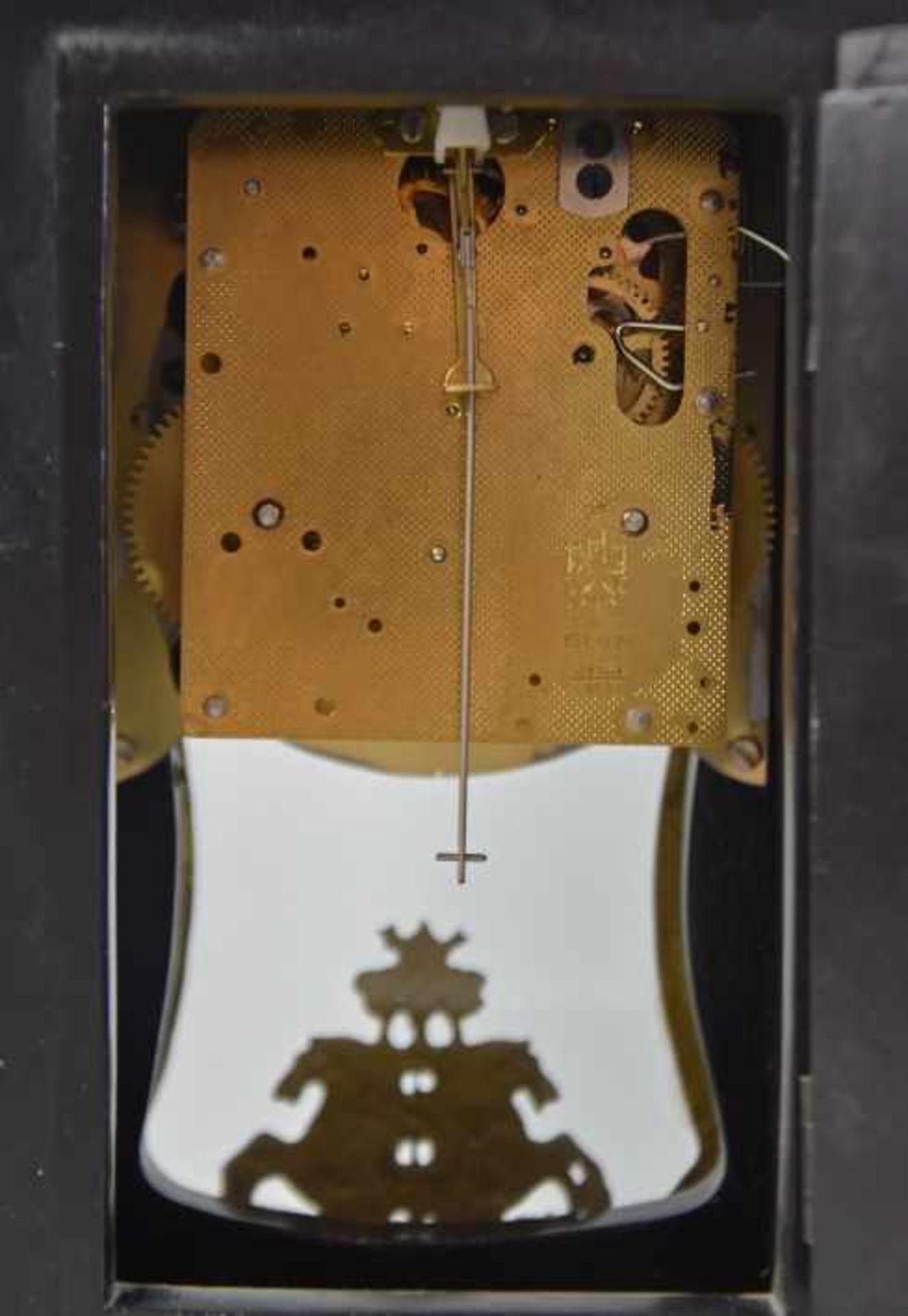 BOULLE-TISCHUHR geschwungene Pendule mit Holzgehäuse in Boulle-Technik mit dekorativen - Bild 8 aus 9