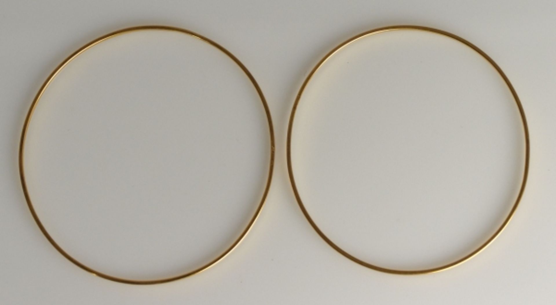 2 ARMREIFEN mit schmaler, polierter Oberfläche, Gelbgold 18ct, gesamt 9,9g, D 63mm - Image 2 of 3
