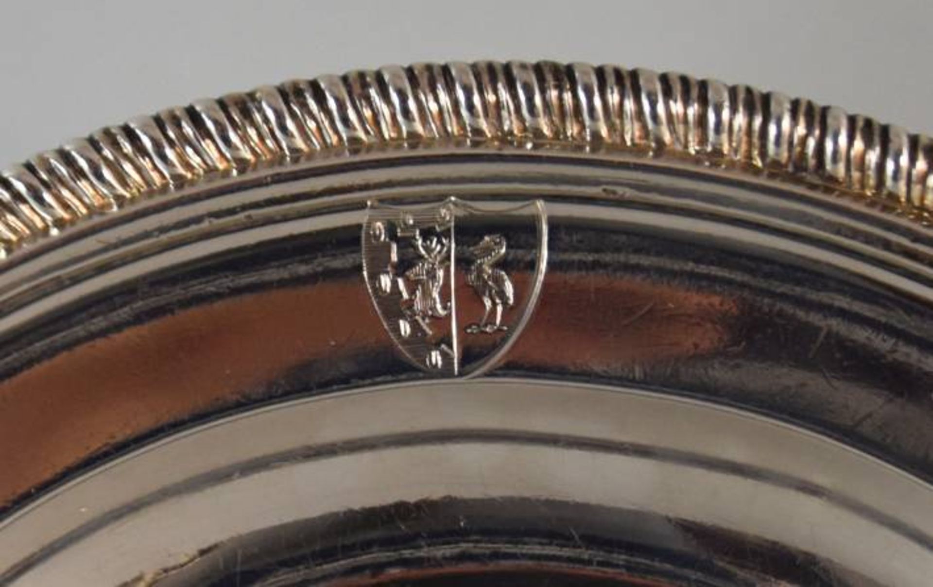 SECHS TELLER gerippter Rand, leicht getieft, Wappen mit Hirsch und Storch sowie Mann mit Pfeil und - Bild 5 aus 9