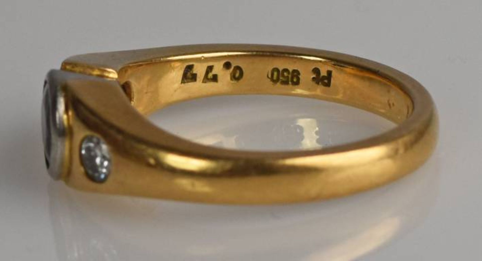 BANDRING mit rundem, geschliffenem Saphir und 2 Diamanten besetzt, Gelbgoldfassung 18ct mit - Image 5 of 5