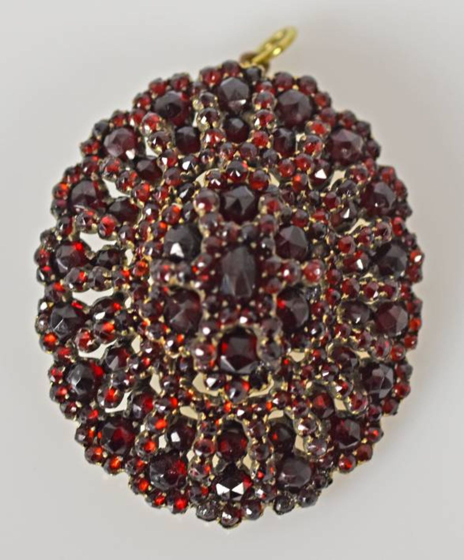 GRANAT-SET dreiteilig: große ovale Blüte besetzt mit geschliffenen böhmischen Granatsteinen, - Bild 3 aus 5