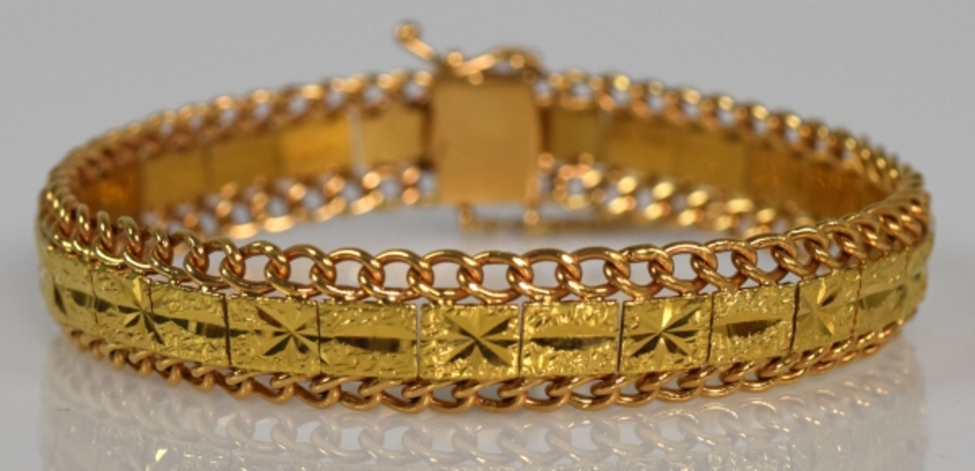 ARMBAND mit dekorierten, rechteckigen Goldplatten in der Mitte und durchbrochenen Rändern, Gold