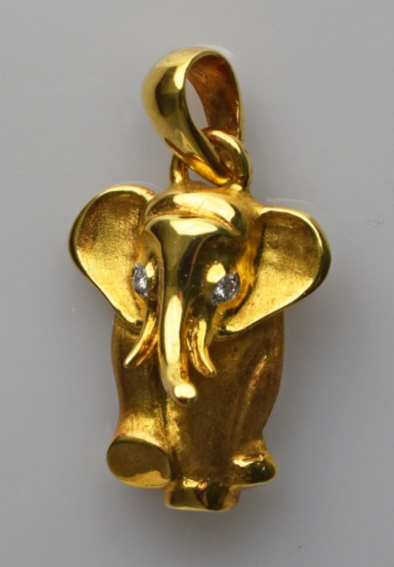 ANHÄNGER Elefant, halbplastisch, teilsatinierte Oberfläche, mit Brillantaugen, Gelbgold 18ct, 11,2g,