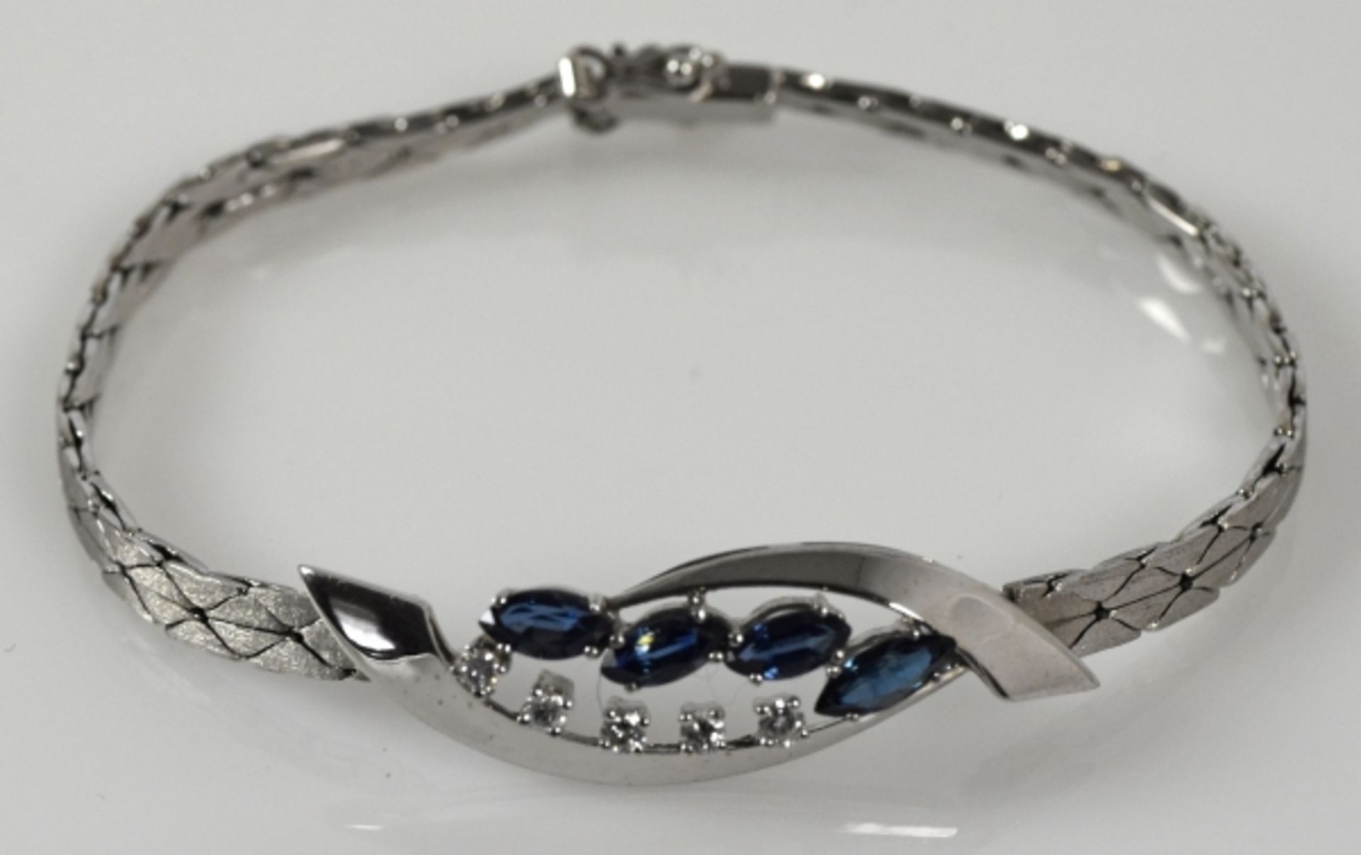 ARMBAND Schauseite mit vier Saphir-Navettes und fünf kleinen Diamanten im poliertem Oval, mit - Bild 2 aus 3