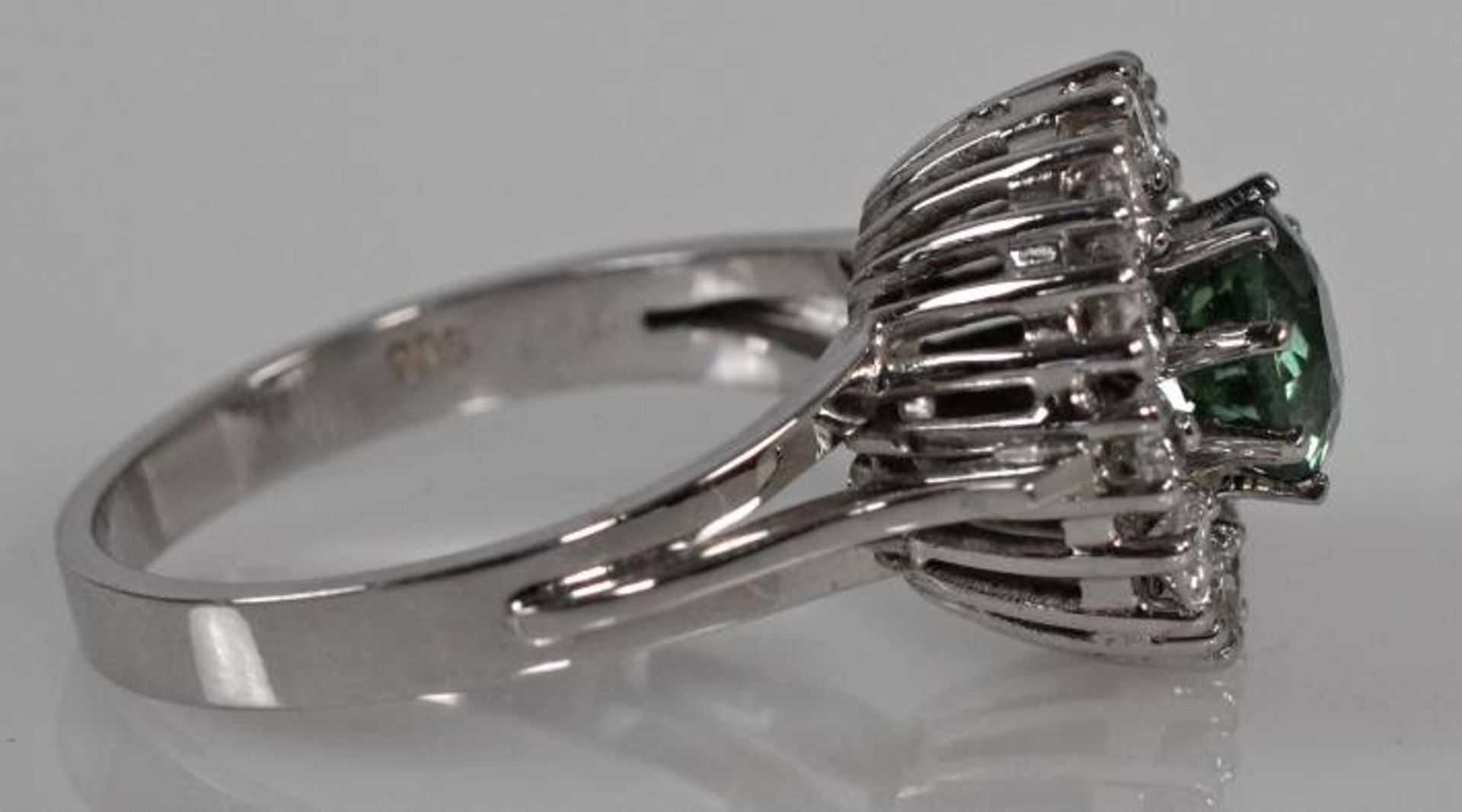 TURMALIN-RING runder, geschliffener Turmalin um 6mm mit feiner Brillanz, in Diamant- Entourage: 12 - Image 5 of 5