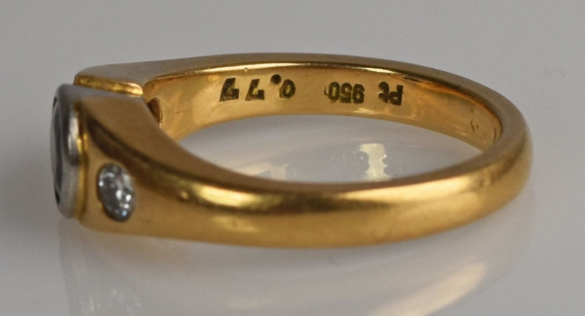 BANDRING mit rundem, geschliffenem Saphir und 2 Diamanten besetzt, Gelbgoldfassung 18ct mit - Bild 4 aus 5