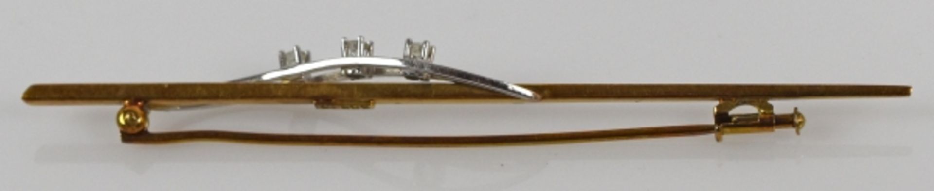 BROSCHE feiner Stab, Gold 14ct, mit aufgelegtem, stilisiertem Blatt in Weißgold mit 3 kleinen - Bild 2 aus 3