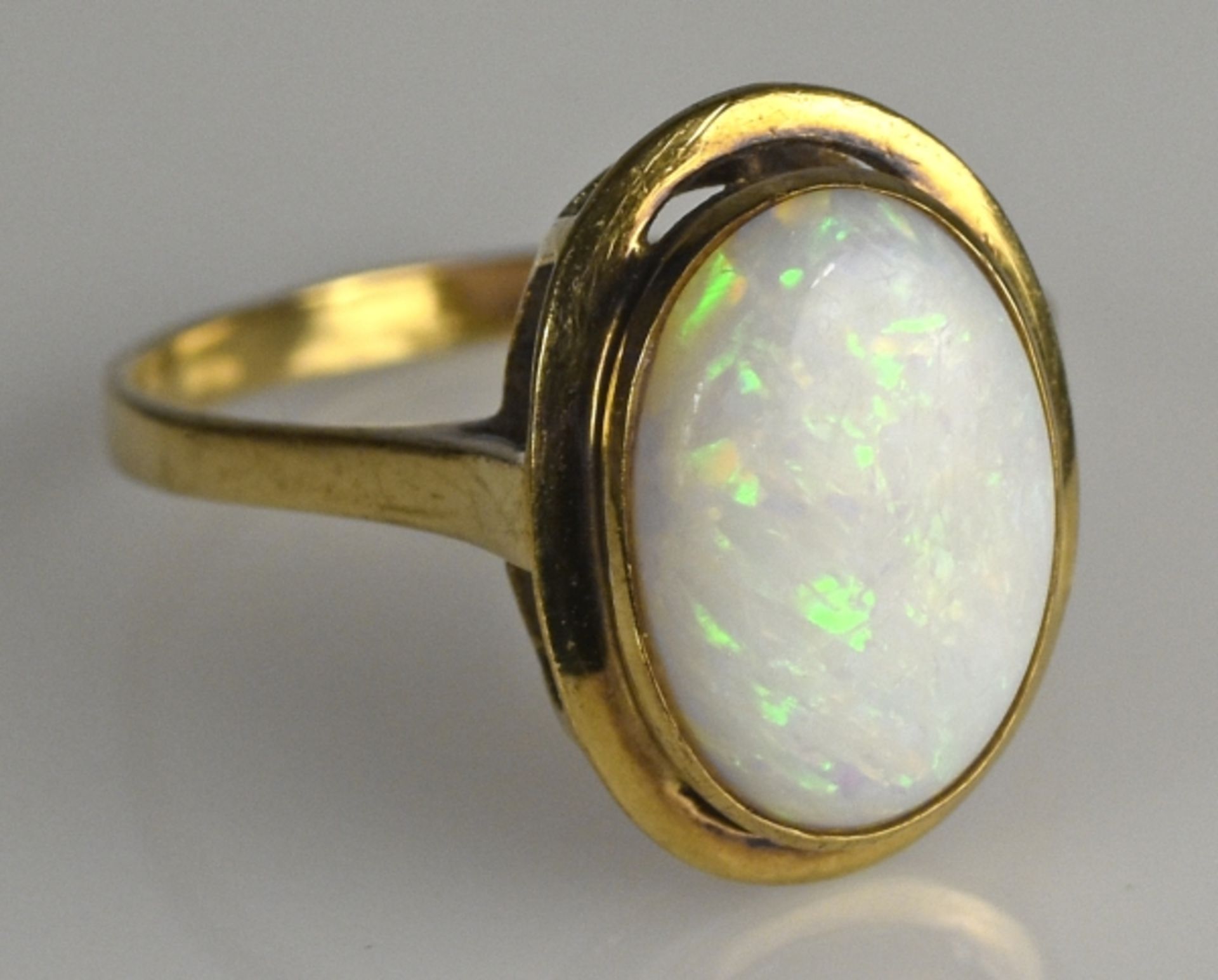 OPALRING ovaler, weißer Vollopal mit grünen Farbreflexen, 14x11mm in Gelbgoldfassung, 8ct, Gr. 53