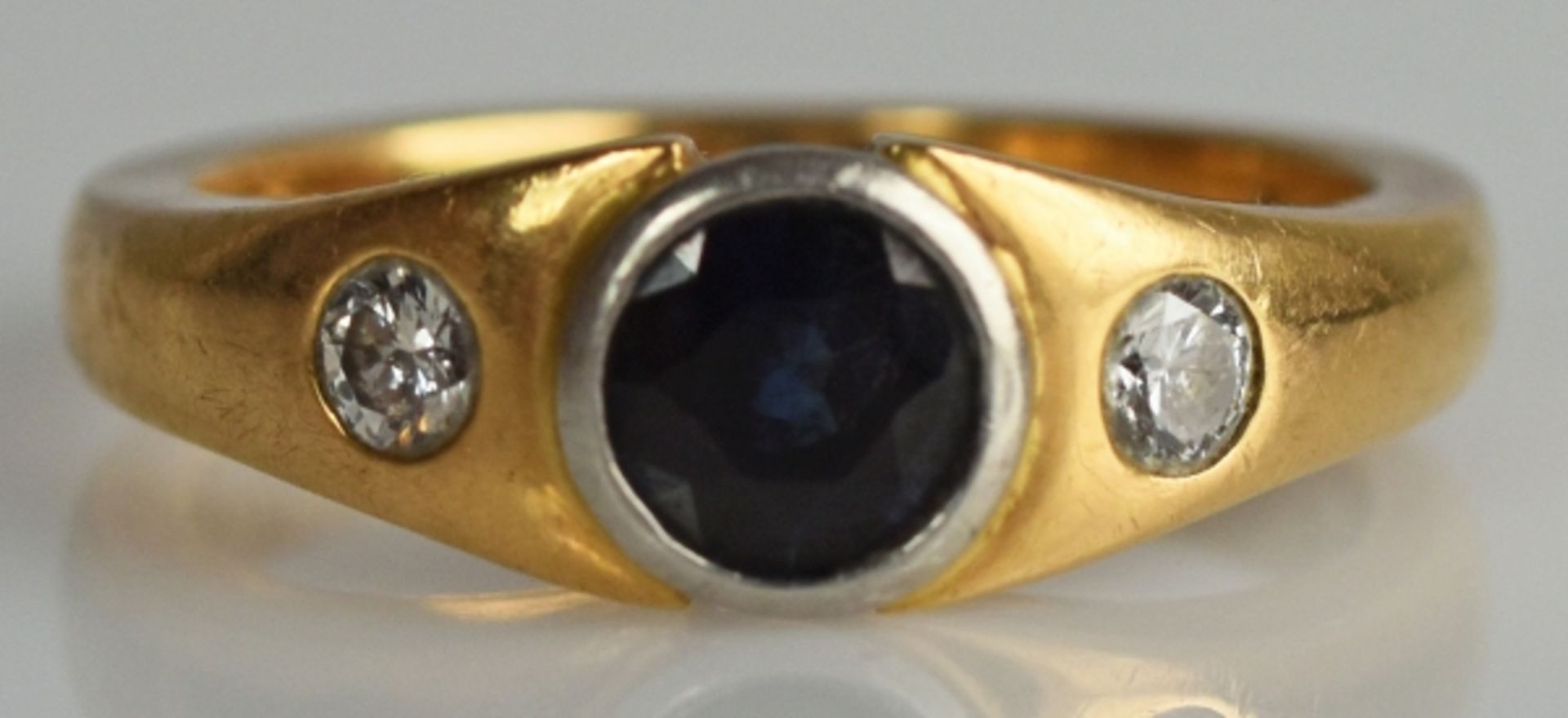 BANDRING mit rundem, geschliffenem Saphir und 2 Diamanten besetzt, Gelbgoldfassung 18ct mit - Image 2 of 5