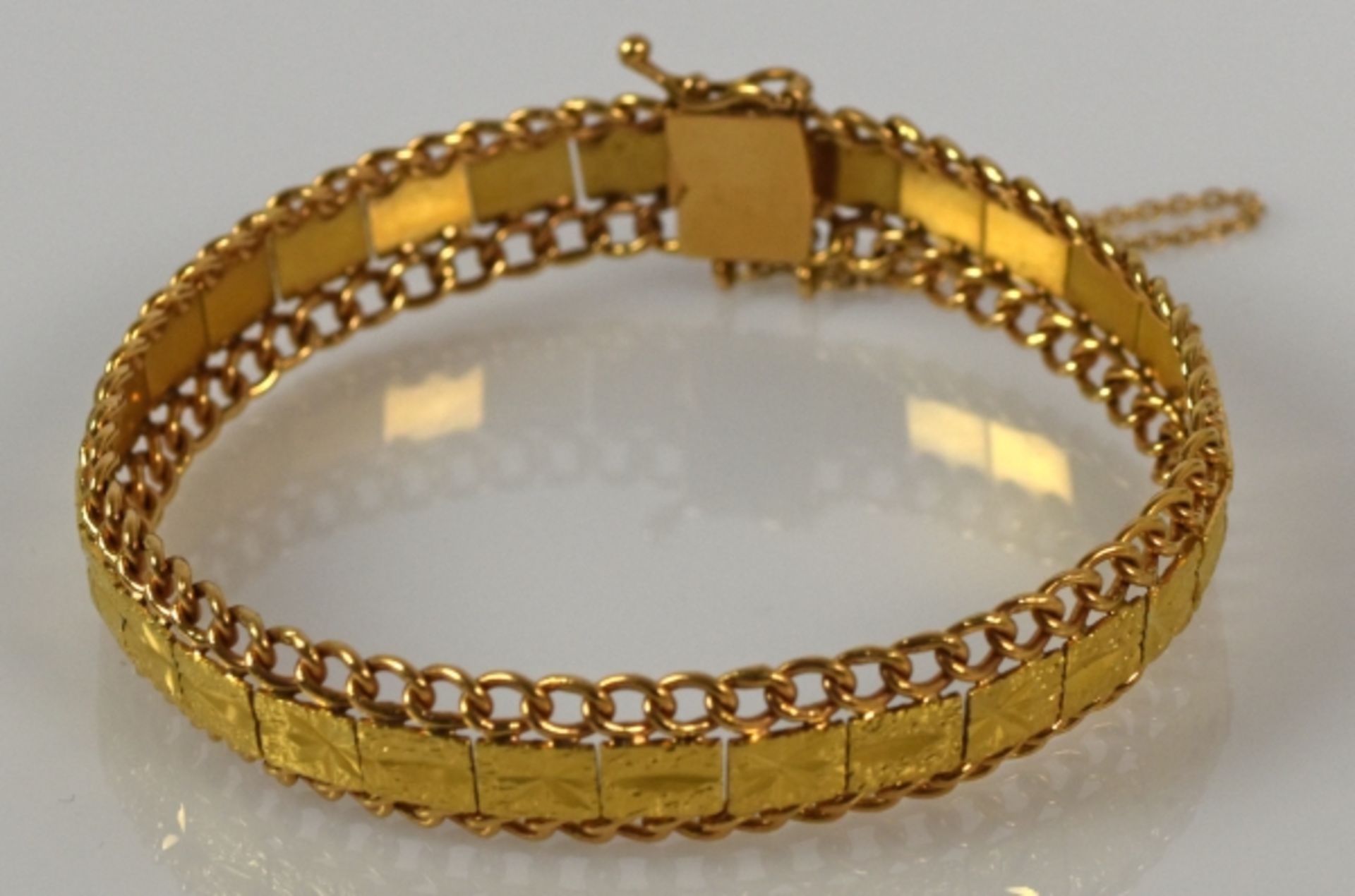 ARMBAND mit dekorierten, rechteckigen Goldplatten in der Mitte und durchbrochenen Rändern, Gold - Bild 2 aus 3