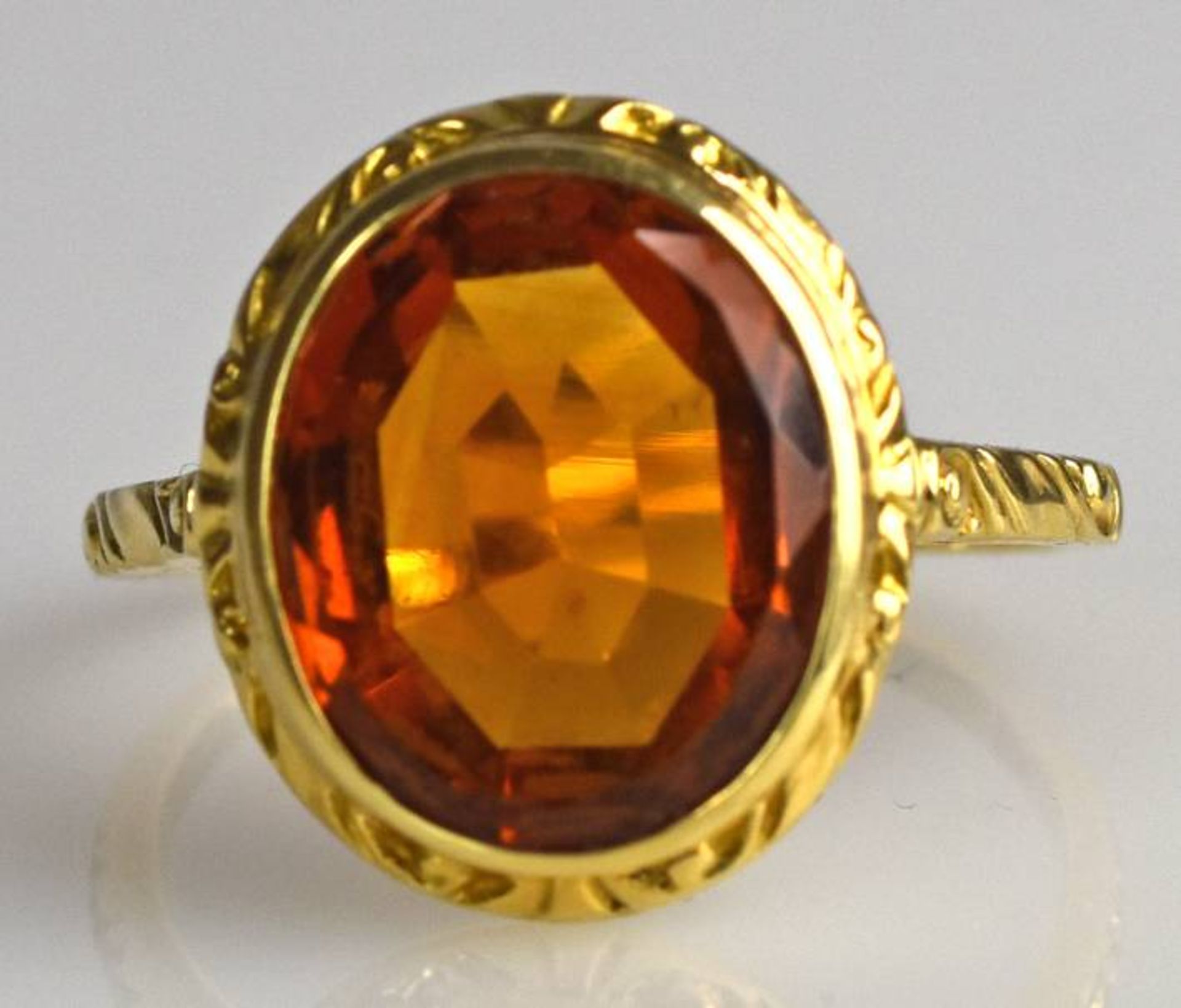 RING ovaler, orange farbener Stein, wohl Feueropal, im Bufftop-Schliff, in dekorierter Goldfassung - Bild 3 aus 5