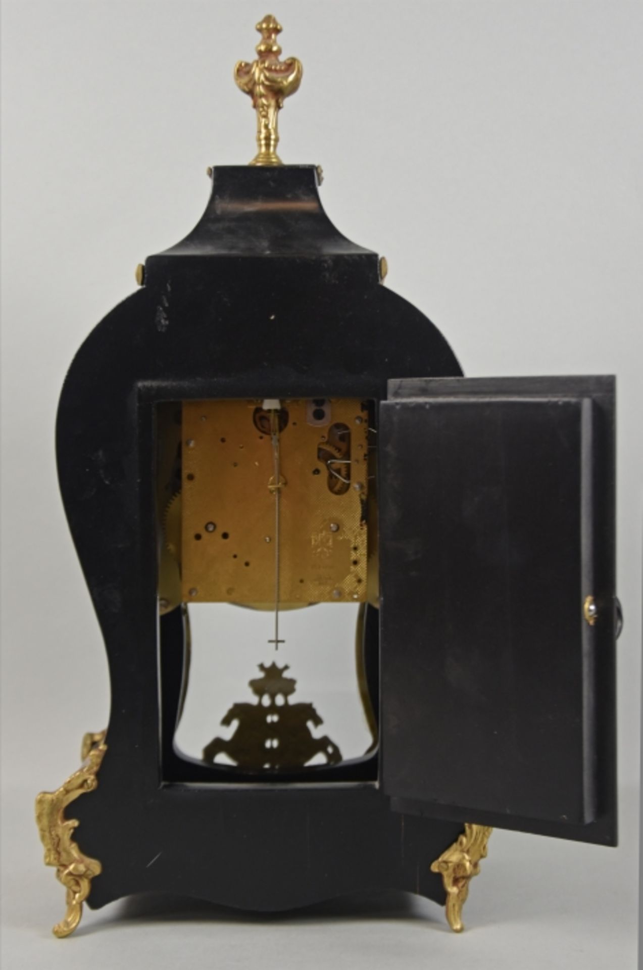 BOULLE-TISCHUHR geschwungene Pendule mit Holzgehäuse in Boulle-Technik mit dekorativen - Bild 6 aus 9