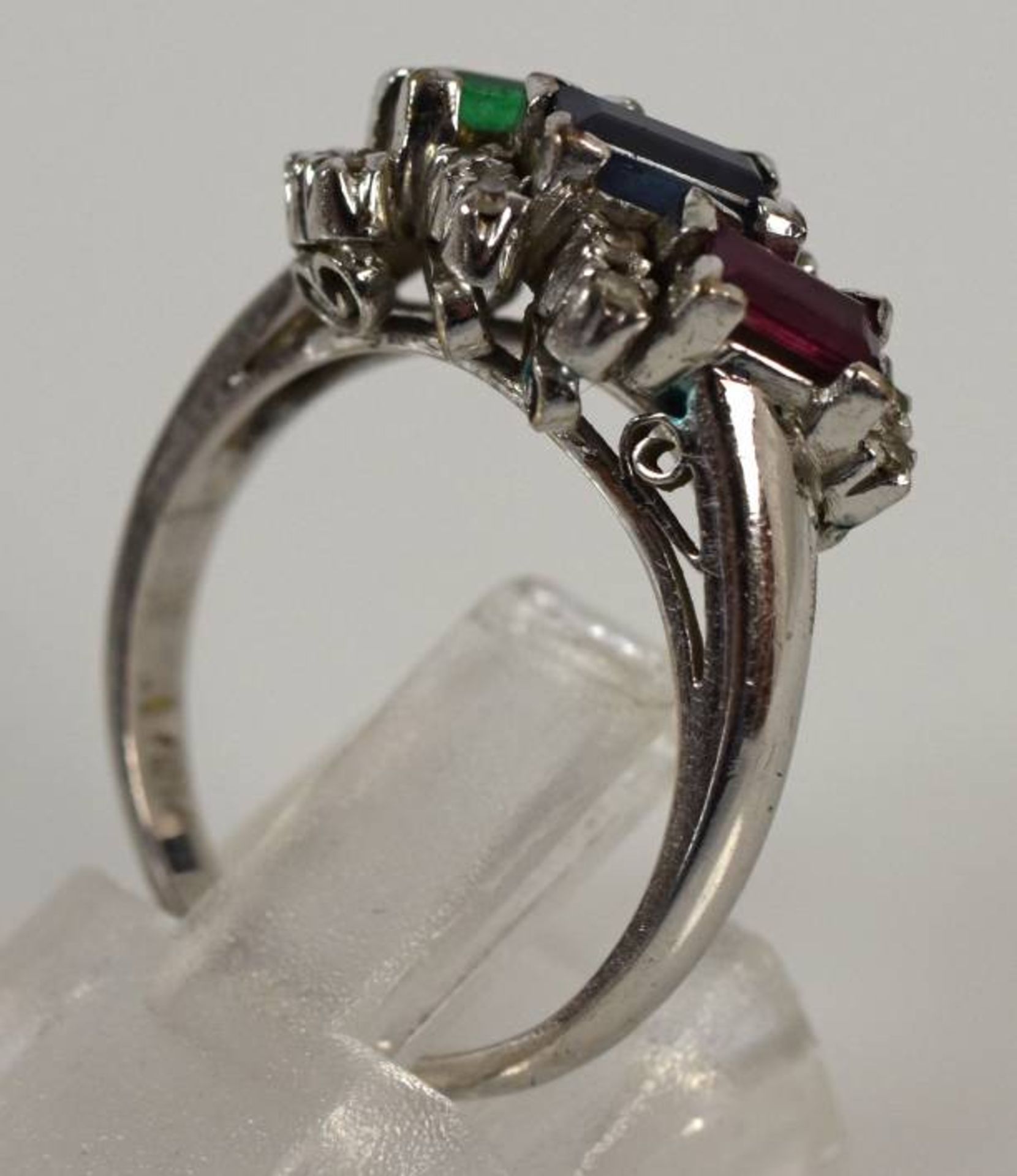 RING Schauseite mit geschliffenem Smaragd, Rubin, Saphir in Baguetteform, seitlich kleine Diamanten, - Bild 3 aus 3