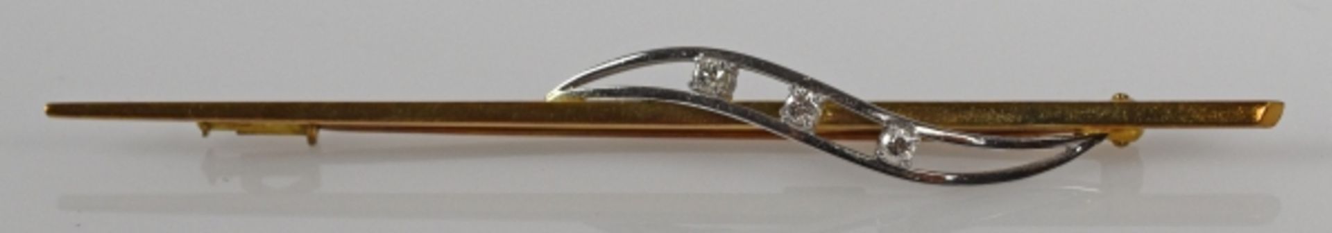 BROSCHE feiner Stab, Gold 14ct, mit aufgelegtem, stilisiertem Blatt in Weißgold mit 3 kleinen