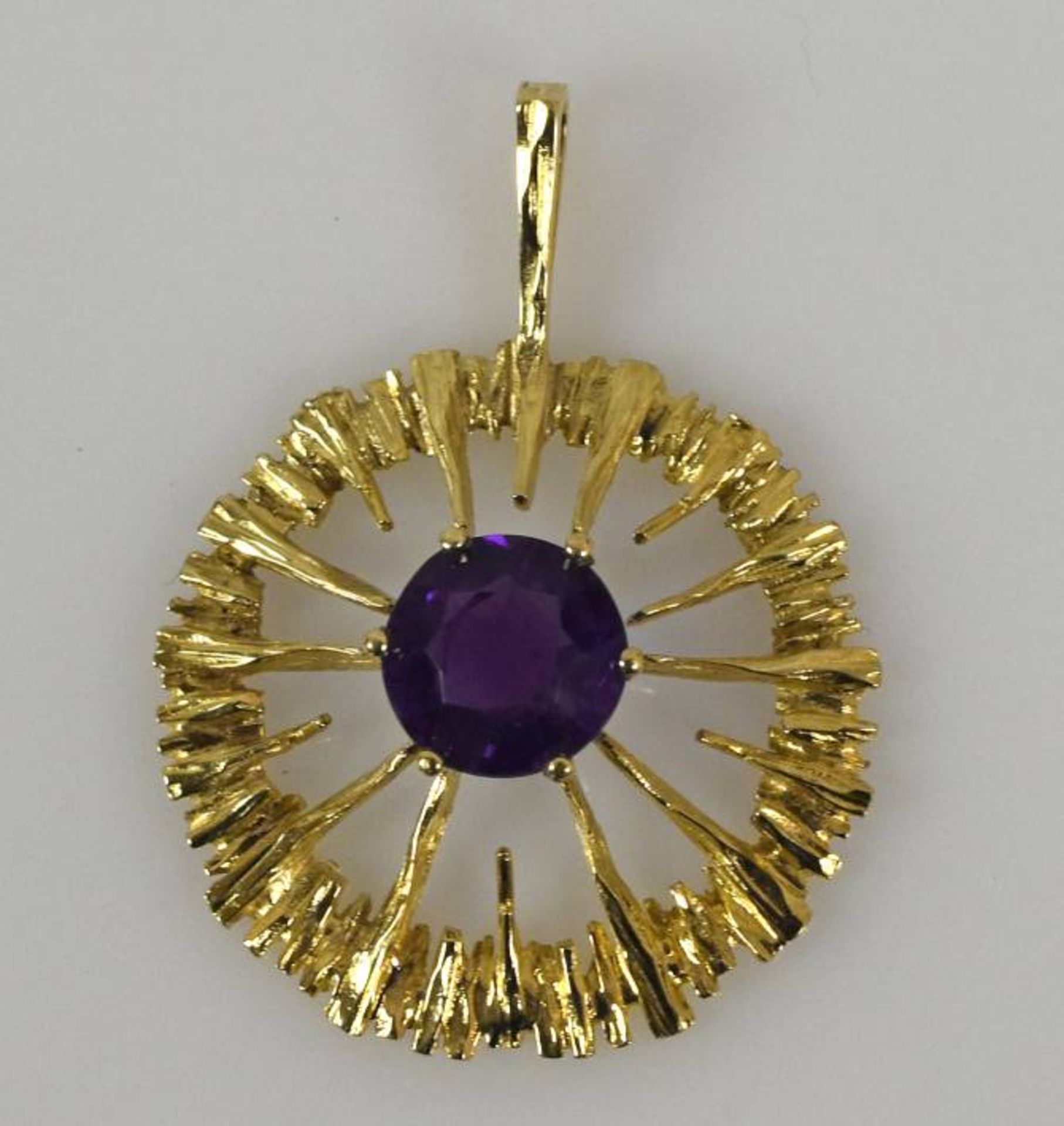 AMETHYST-ANHÄNGER runder Amethyststein in sonnenförmiger, durchbrochener Gelbgoldfassung 14ct an - Bild 3 aus 3