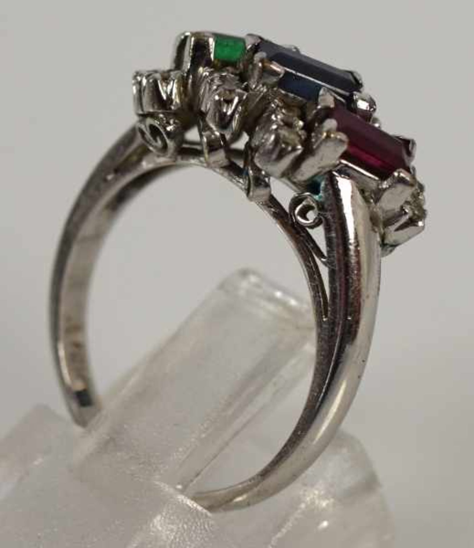 RING Schauseite mit geschliffenem Smaragd, Rubin, Saphir in Baguetteform, seitlich kleine Diamanten, - Bild 2 aus 3