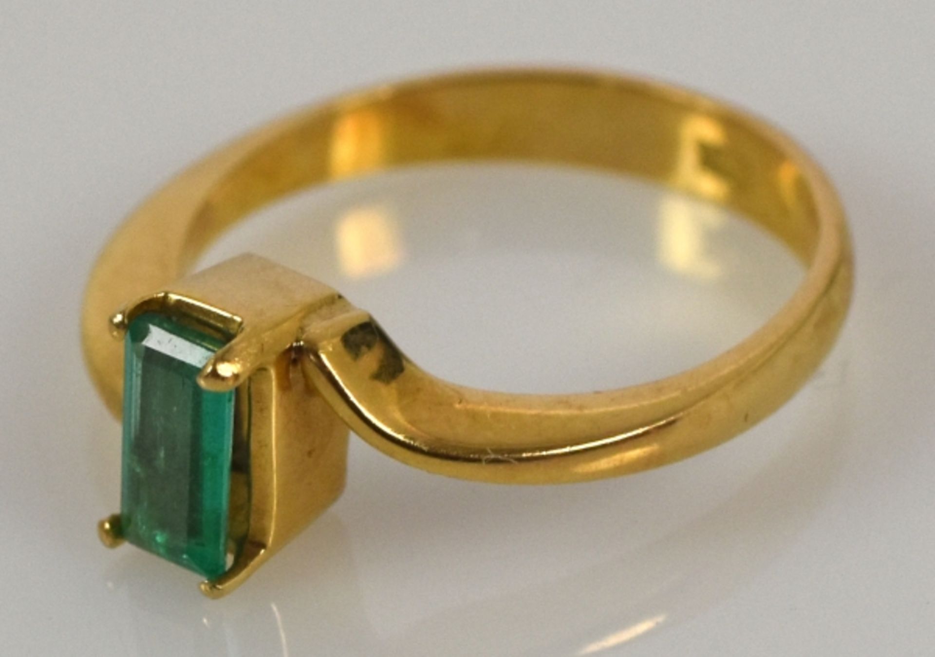 RING mit kleinem Smaragd-Baguette, Gelbgold 18ct, Gr. 52 - Bild 2 aus 3