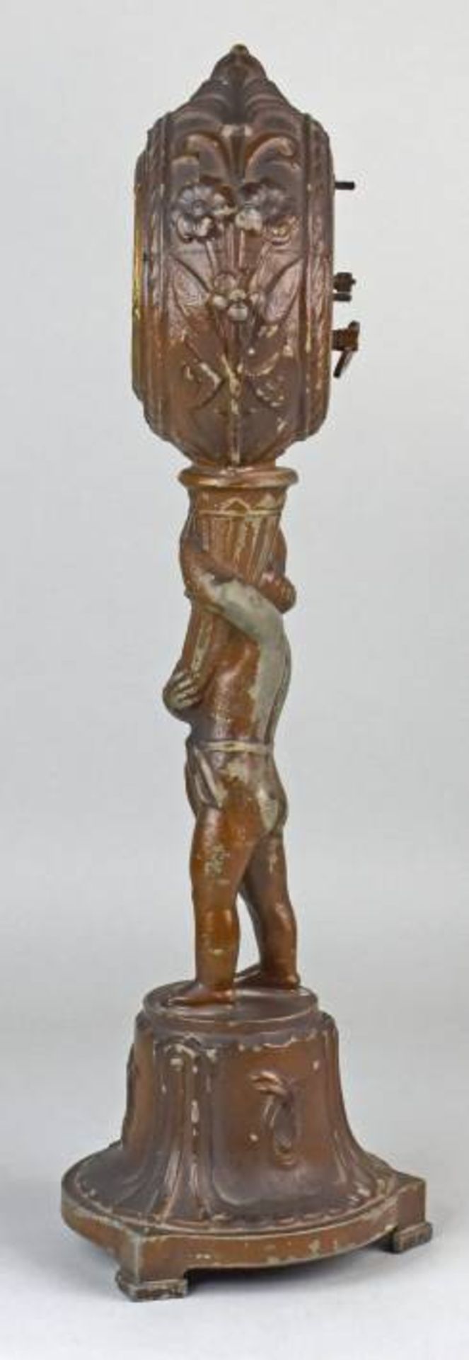 TISCHUHR Putto auf Säulenbasis, in der Hand ein Füllhorn mit Blütenkranz, in dem die Uhr platziert - Bild 3 aus 3