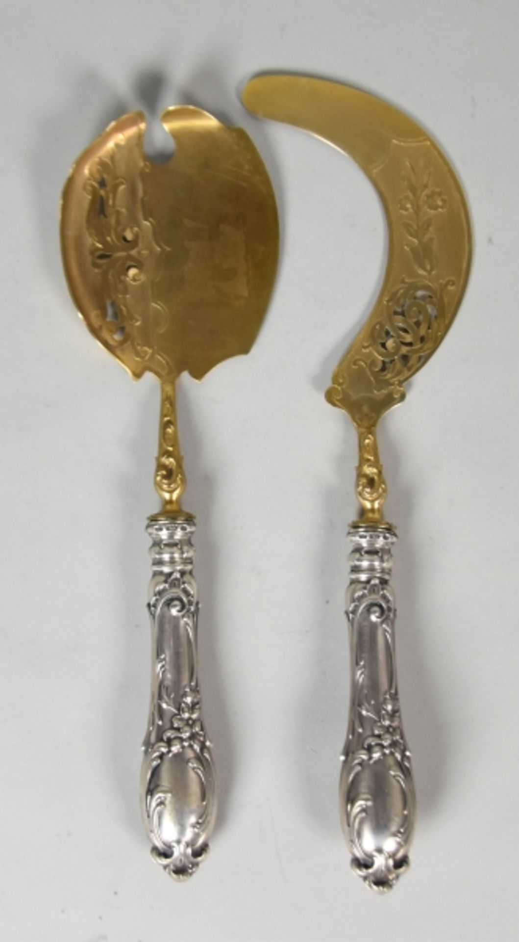 VORLEGEBESTECK FÜR EIS Eissichel und Eisheber, floraler Dekor, teilweise vergoldet, Silber 800,