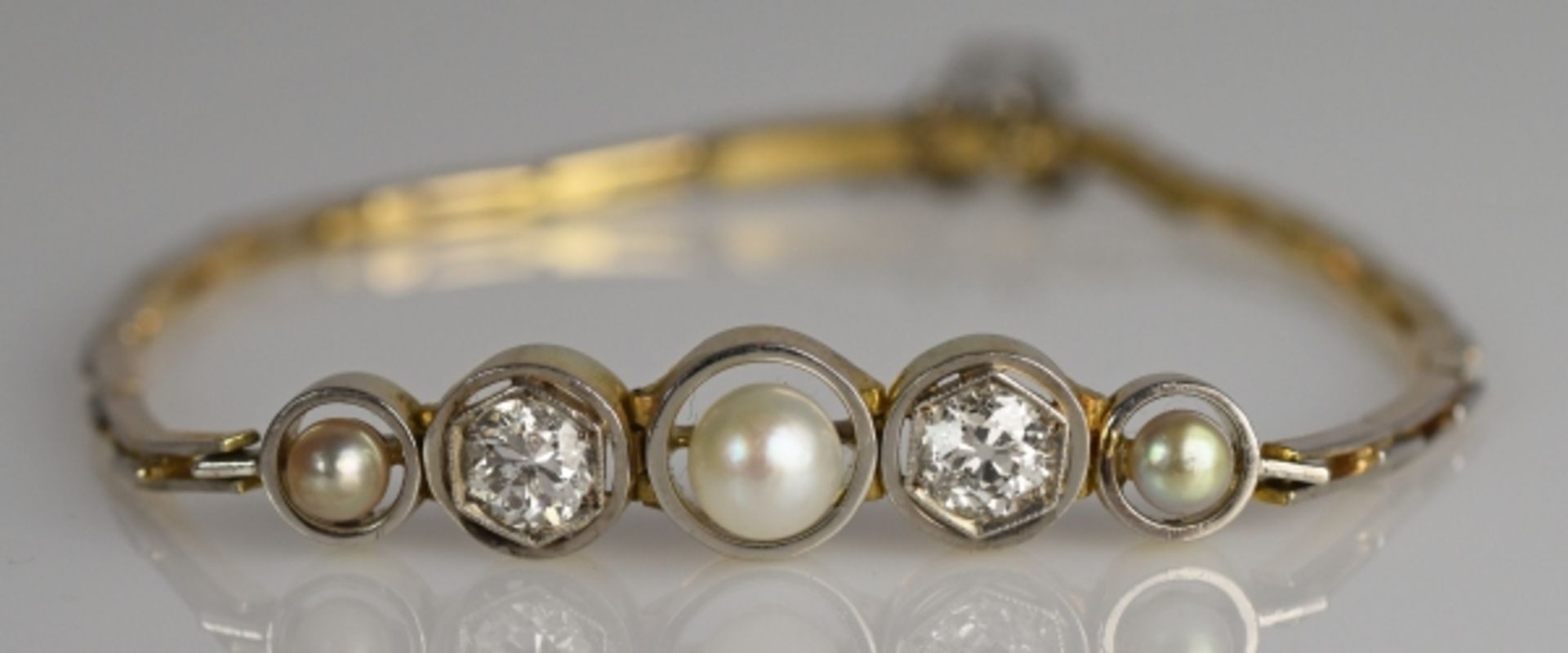 ARMBAND besetzt mit 2 Altschliffdiamanten gesamt um 0,75-1ct und drei Perlen in schlichter