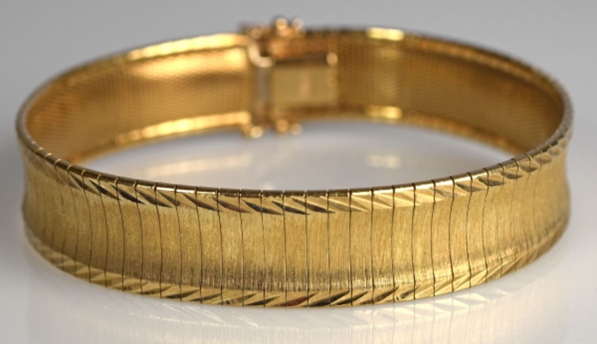 ARMBAND mit polierten Rändern, Steckverschluß, Sicherheitsachten, Gold 8ct, 27,7g, L 19cm