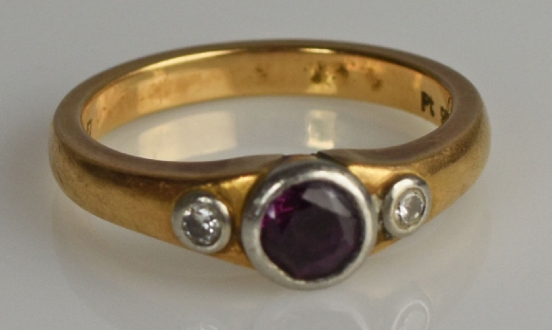 RING mit rundem geschliffenem Rubin mit je einem Diamant seitlich, Weiß-Gelbgold 18ct, Handarbeit, - Bild 4 aus 5