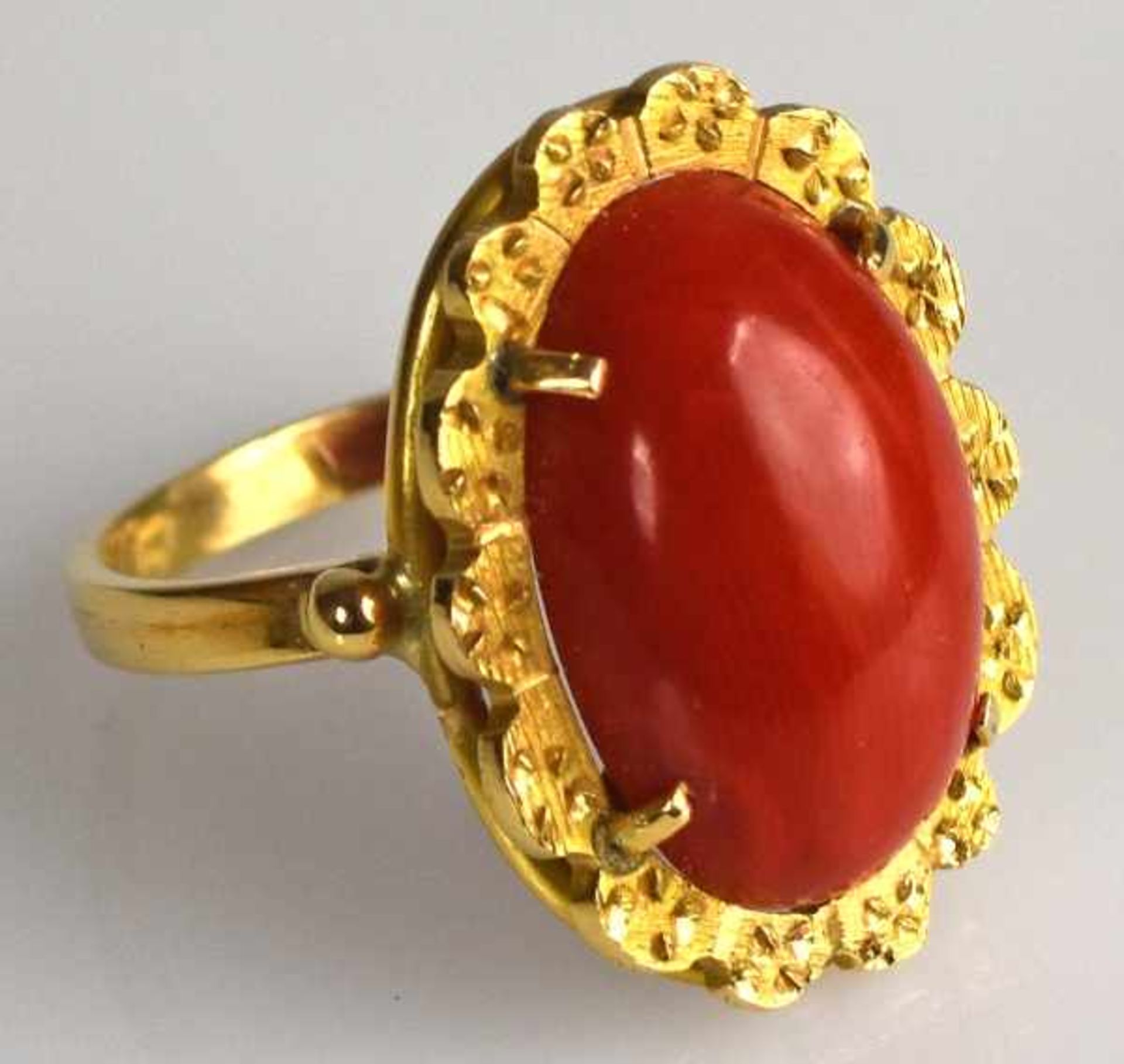 RING ovaler Korallencabochon in geschwungener Gelbgoldfassung 18ct, 5g, 19x13mm, Gr.52