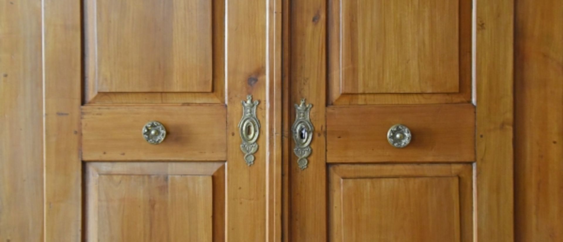 BODENSEESCHRANK zweitürig, die Türen oben geschwungen, mit zwei erhabenen Kassetten, profilierter - Image 8 of 9