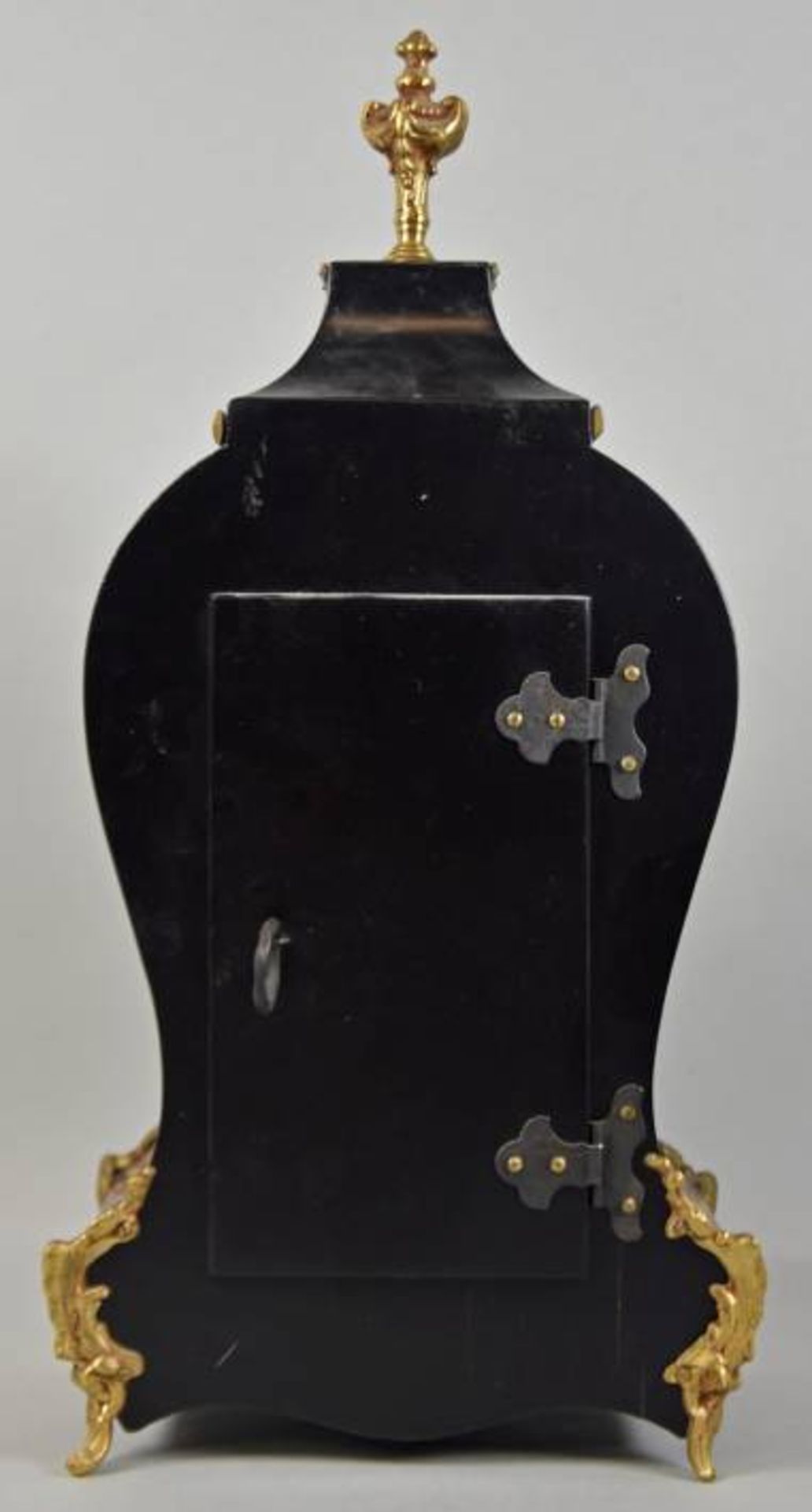 BOULLE-TISCHUHR geschwungene Pendule mit Holzgehäuse in Boulle-Technik mit dekorativen - Bild 5 aus 9
