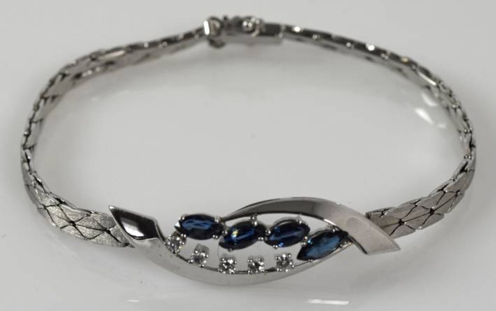 ARMBAND Schauseite mit vier Saphir-Navettes und fünf kleinen Diamanten im poliertem Oval, mit - Bild 3 aus 3