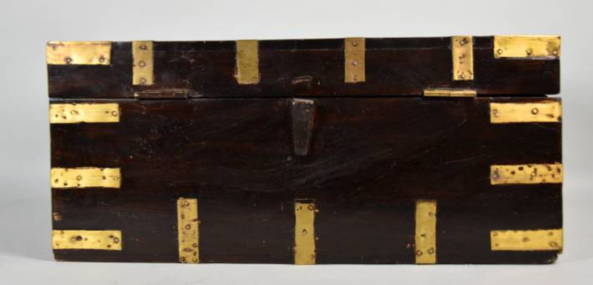 DECKEL-SCHATULLE rechteckig, mit reichem Messingdekor beschlagenes dunkles Tropenholz, seitliche - Image 9 of 9