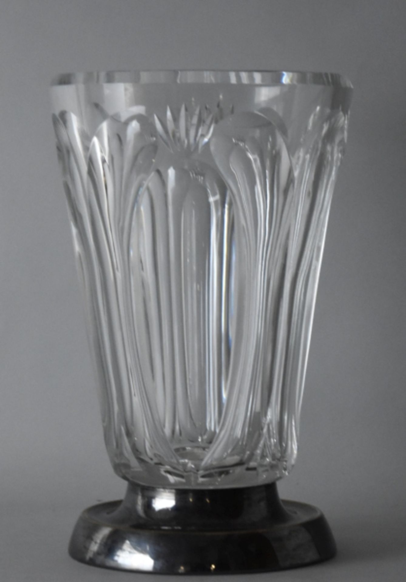 GROSSE KRISTALLVASE geschliffenes Glas, ausgestellter Rand, auf rundem versilbertem Fuß, H 32 cm,