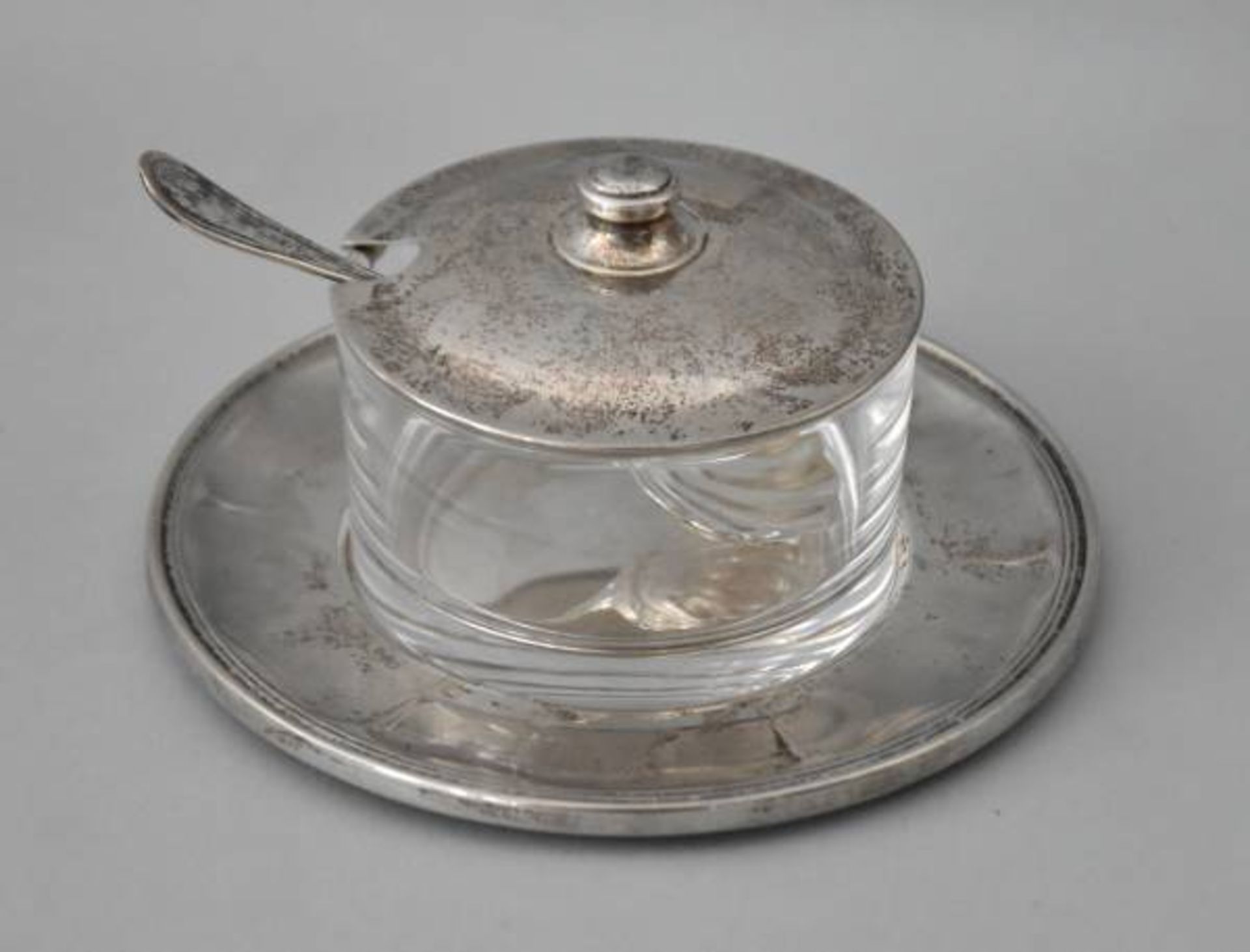 MARMELDENDOSE runder Silberteller mit getrepptem Rand, darauf Glasschale mit Silberdeckel,