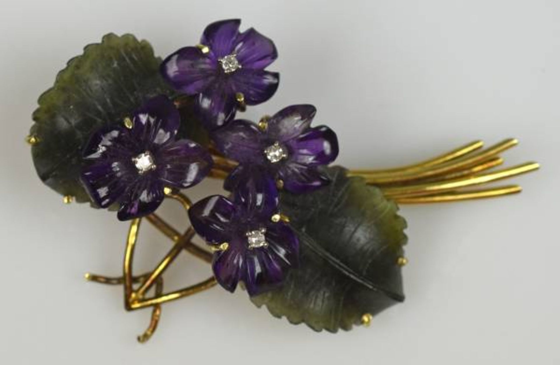 BLÜTENBROSCHE vier Blüten aus geschliffenen Amethysten, besetzt mit kleinen Diamanten,