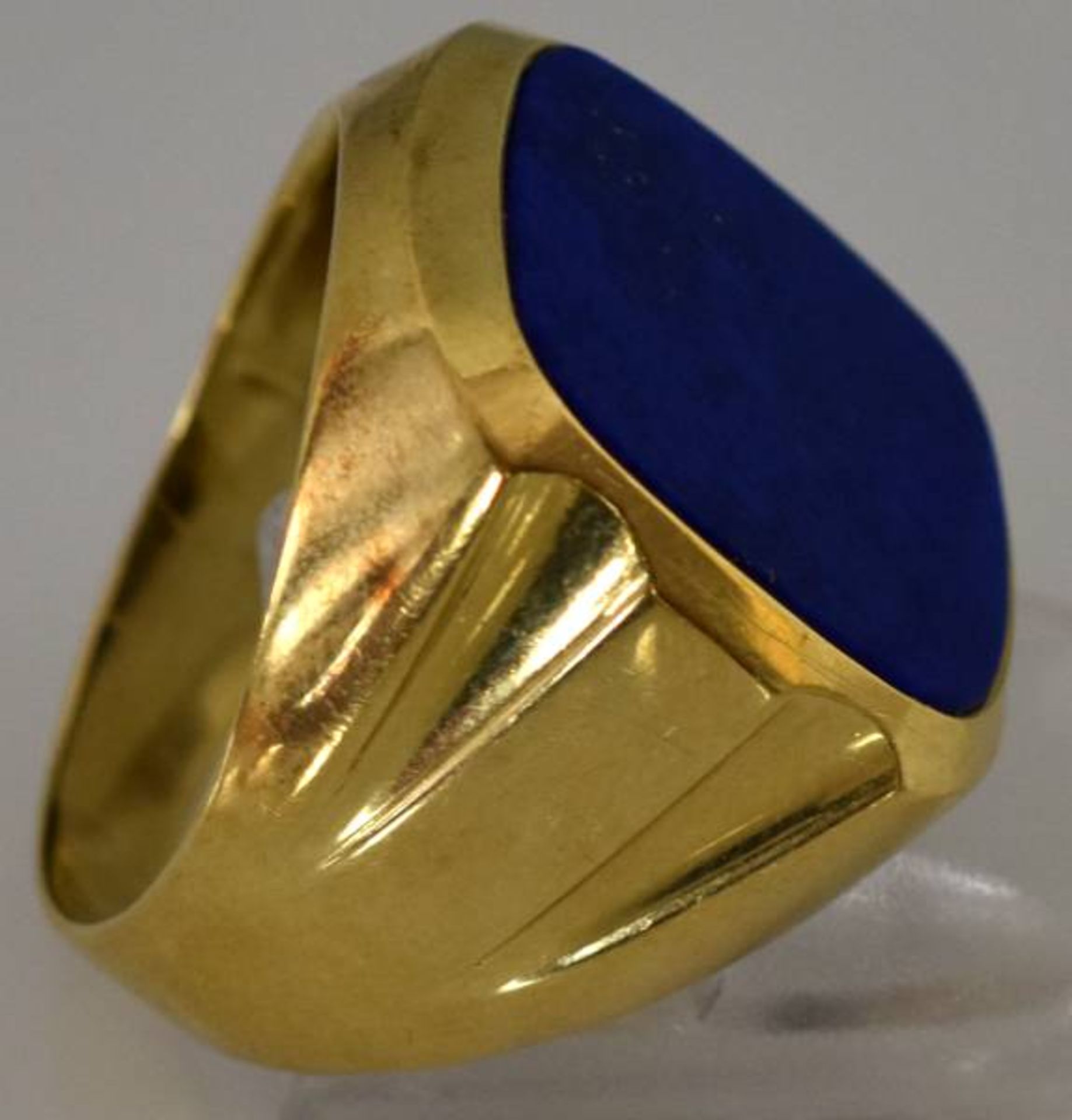 RING viereckige Lapislazuliplatte in Goldfassung mit verbreiterten Seiten, Gelbgold 14ct, 7,6g,