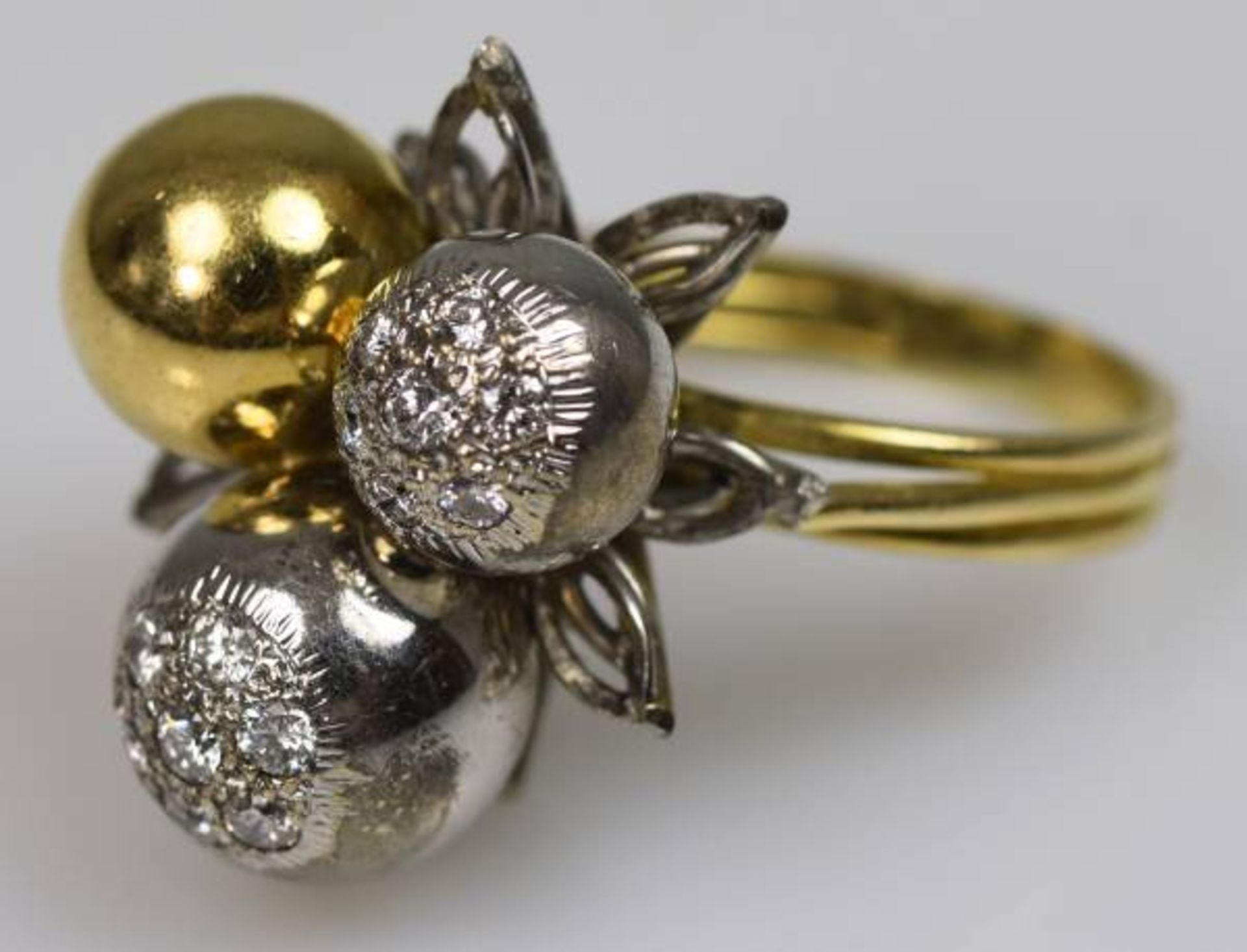 MODERNER RING bicolor, Schauseite besetzt mit Goldkugeln, seitlich zwei Weißgoldkugeln besetzt