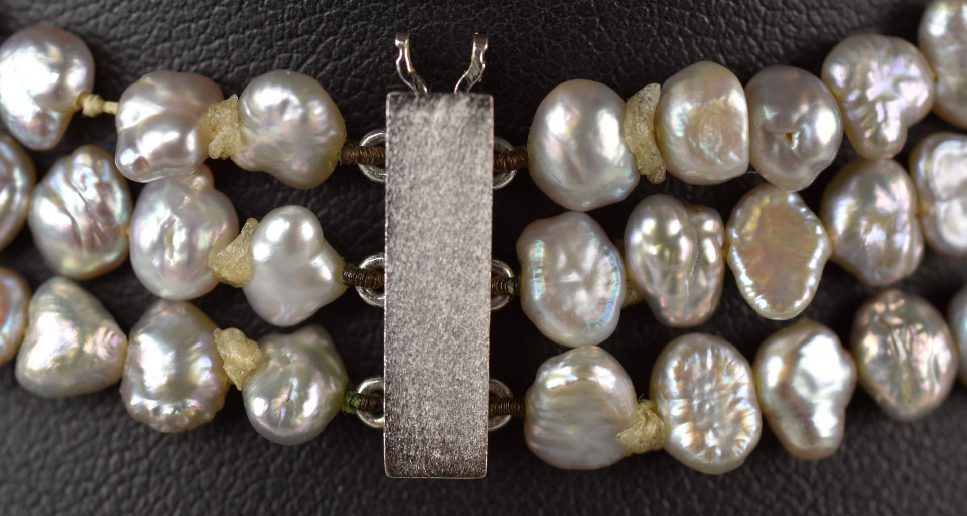 BIWAPERLEN-COLLIER dreireihig, gleichmässig sortierte graue Perlen mit Weißgoldverschluß 14ct, - Image 2 of 3