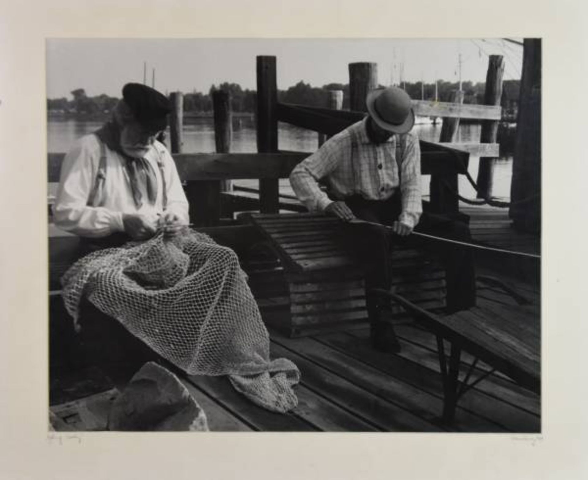 KONIG Hanna (20. Jahrhundert) "Getting ready", zwei Fischer am Steg sitzend, einer repariert - Image 2 of 3